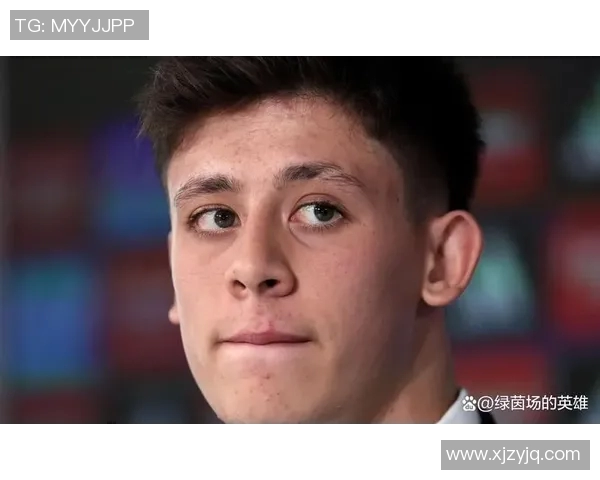 马丁内斯的传奇旅程：从足球新星到世界级教练的蜕变与荣耀